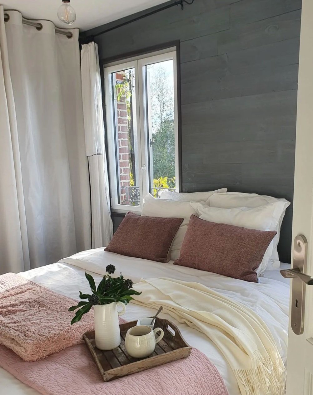 chambre lumineuse rose poudre pastel mur gris