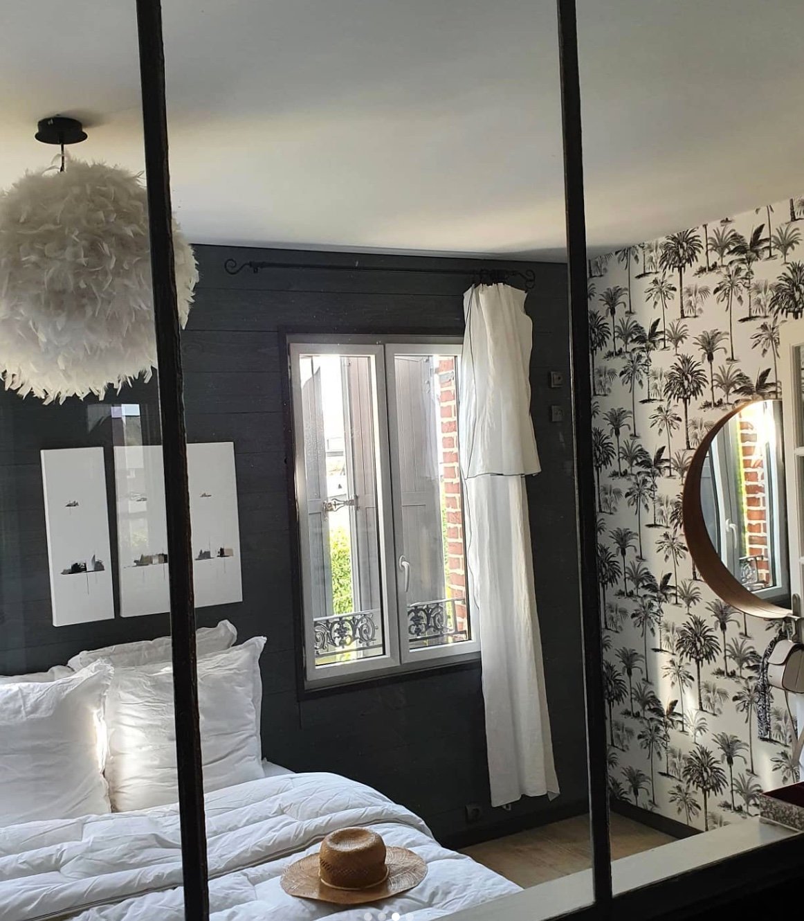 chambre noir blanc lampe en plume