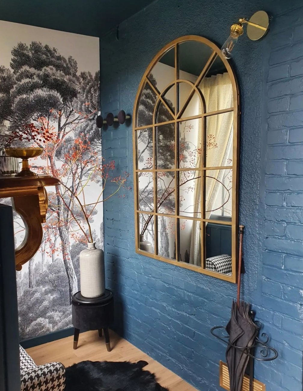 coin detente mur brique bleu marine miroir laiton papier peint noir blanc