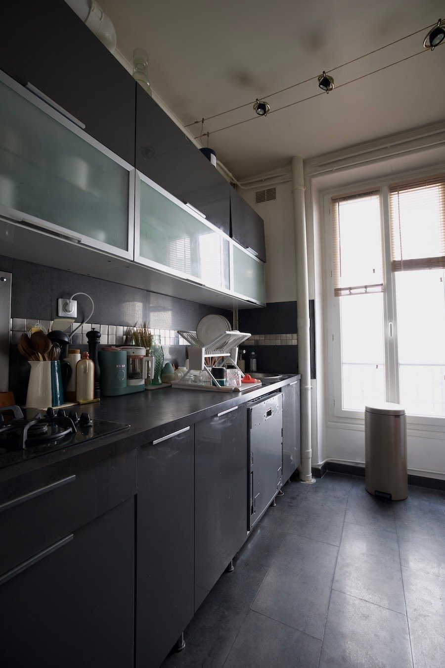 cuisine grise laquée sol grès cérame béton