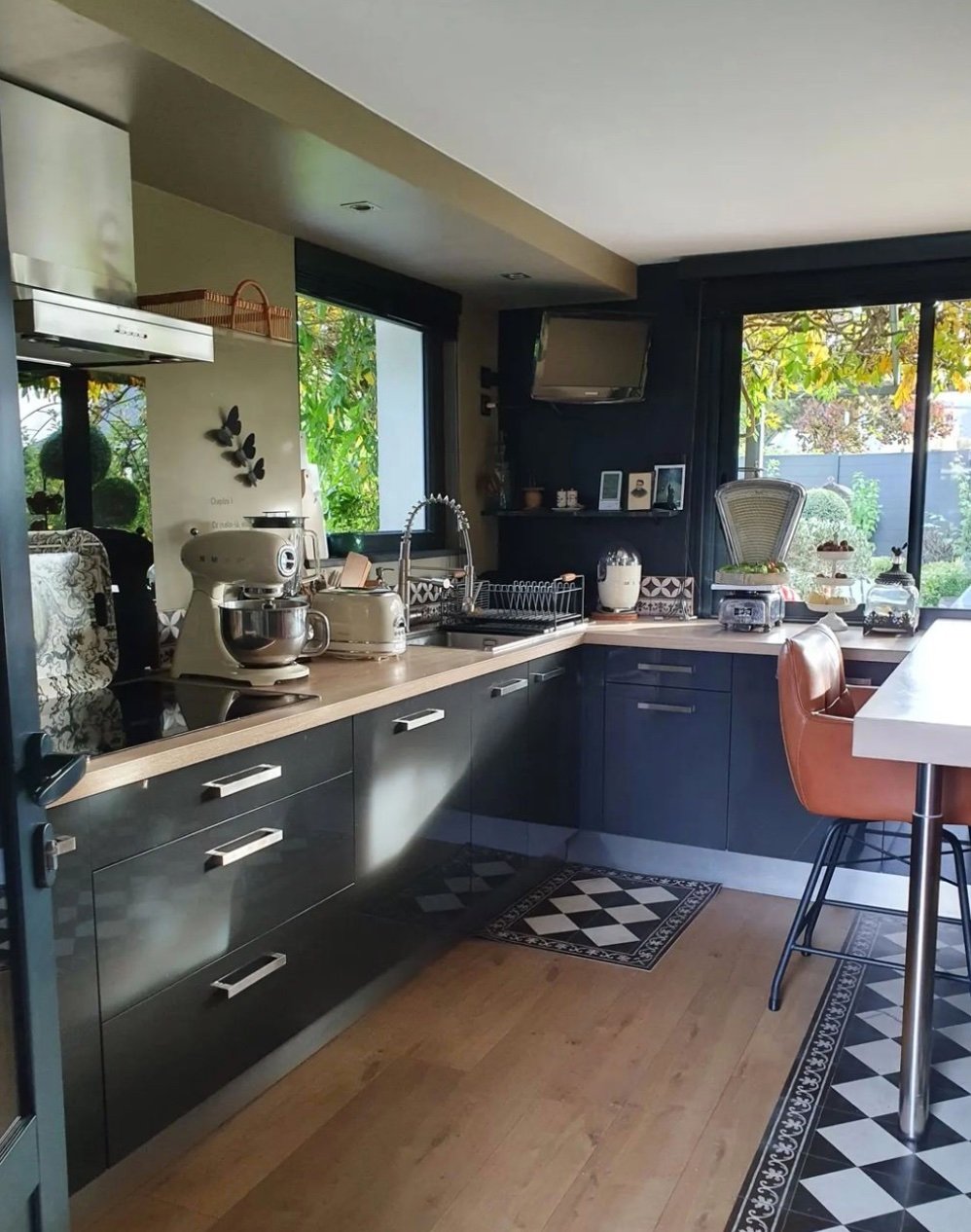 deco interieure cuisine noir parquet bois