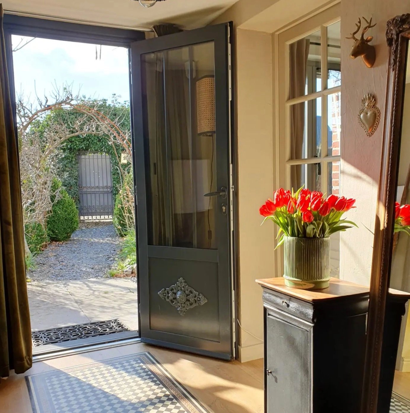 hall entree champetre lumineux porte tapis damier