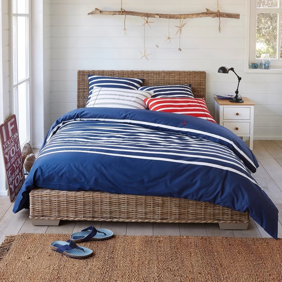 housse couette coton bleu marine lit rotin sol parquet blanc