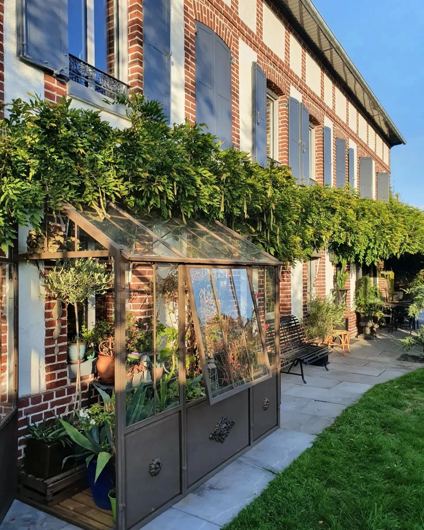 maison normande brique rouge serre metallique grise