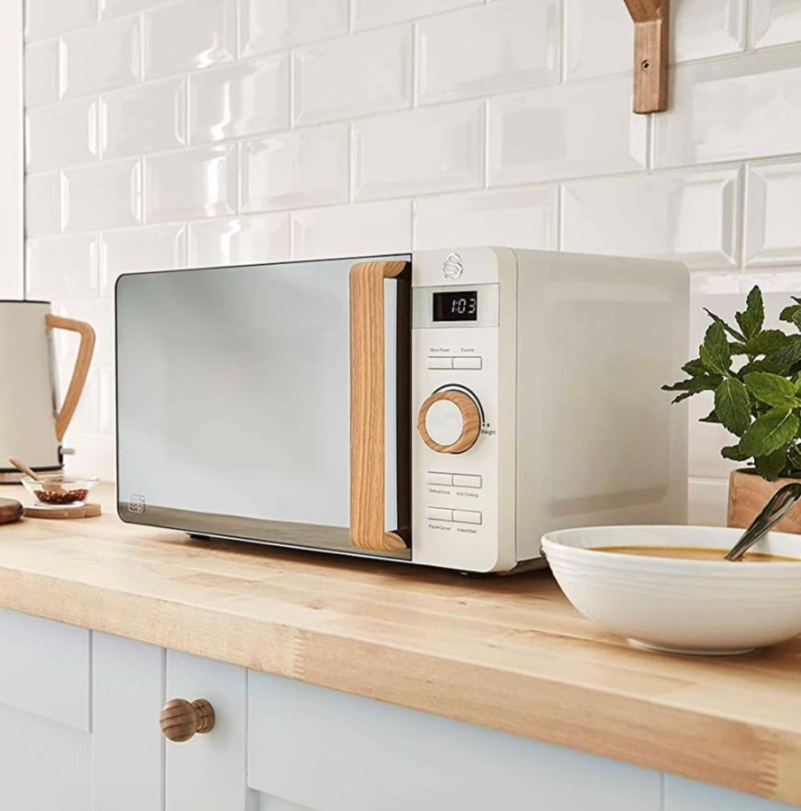 micro ondes blanc bois porte vitre plante verte