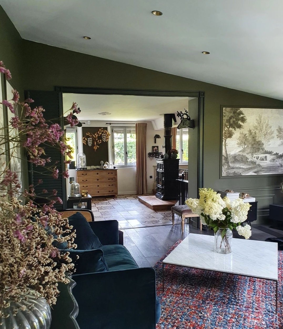 sejour lumineux champetre tapis colore table basse marbre laiton canape velours