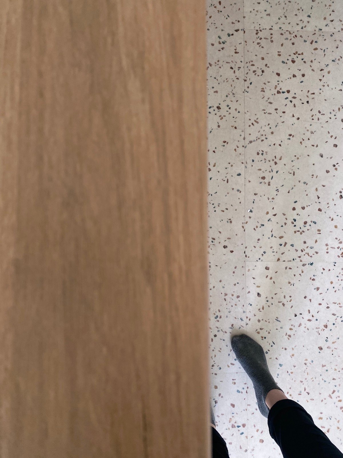 villa beige confetti Gerflor sol dalle pvc effet terrazzo