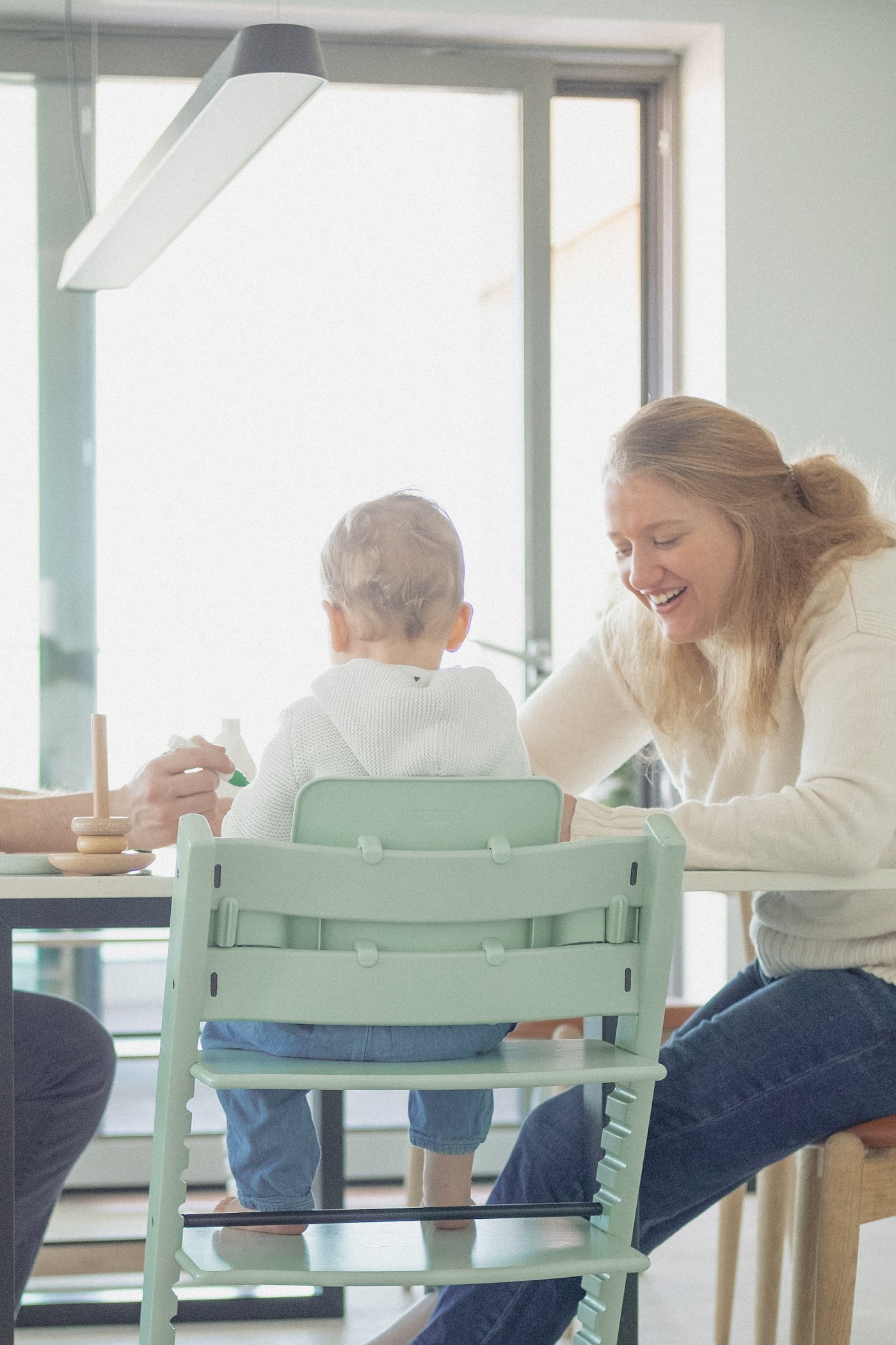 activité en famille chaise haute Stokke