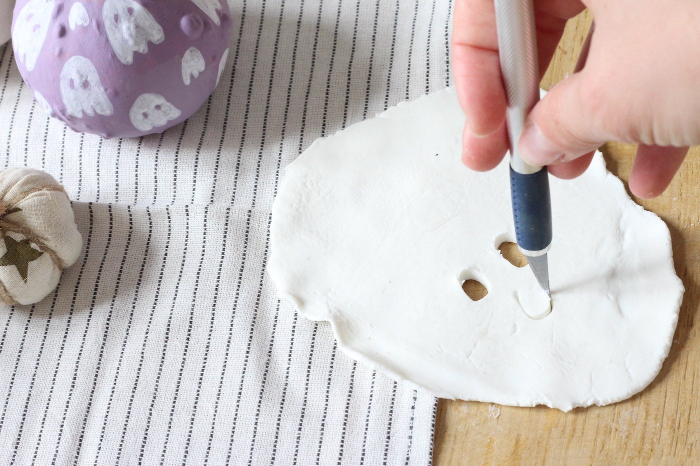 activités manuelles décoration fantôme argile blanche