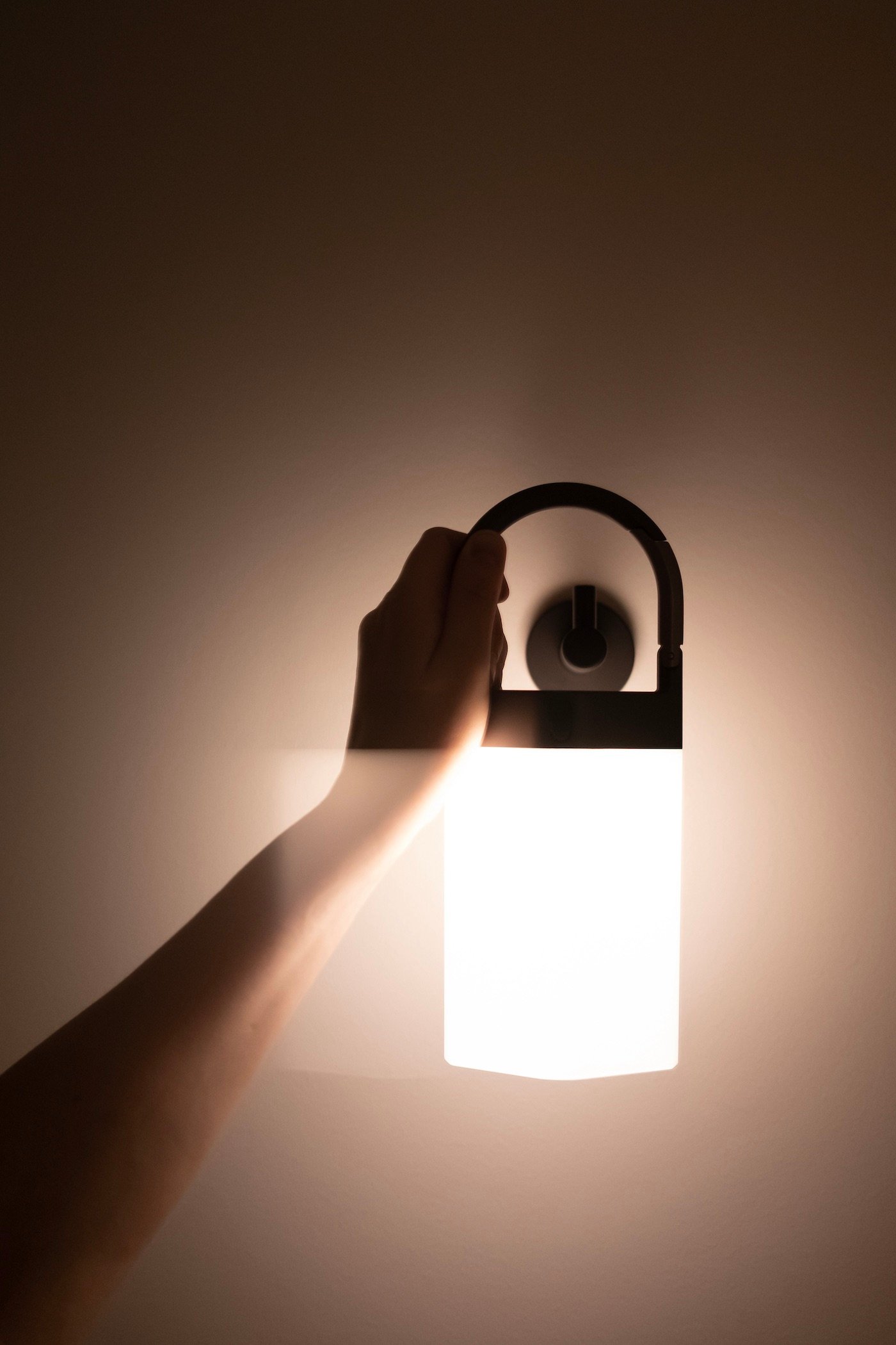 lampe led mousqueton portable nomade design