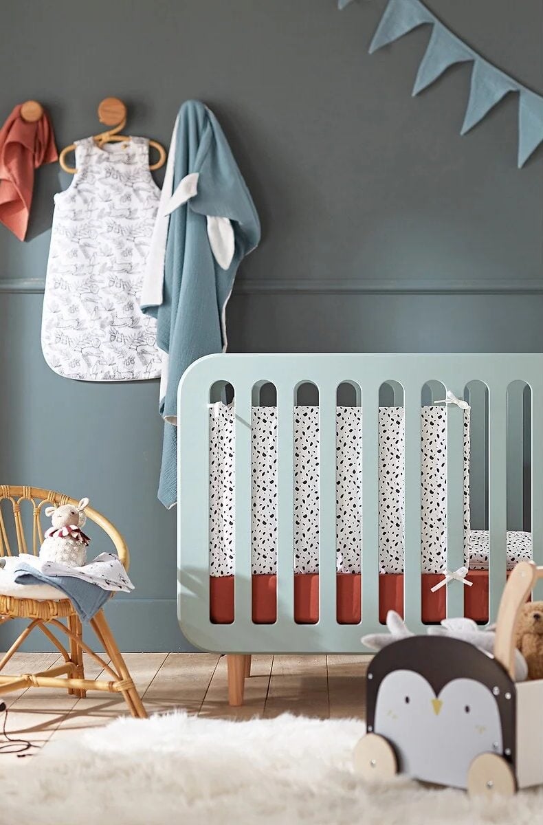 lit bebe chambre deco scandinave bleu pastel gris