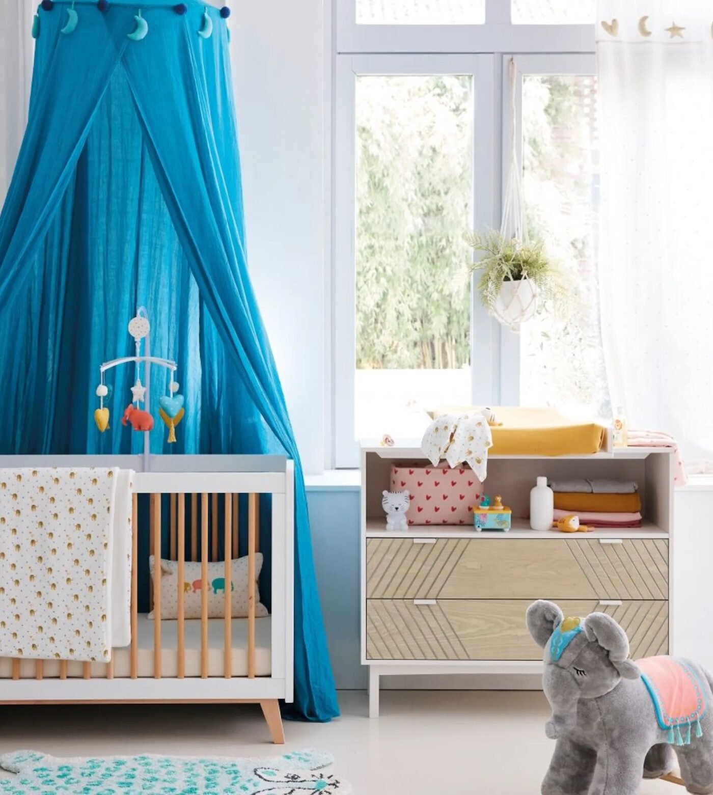 lit bebe vintage barreaux marron finition blanche chambre jouets enfant