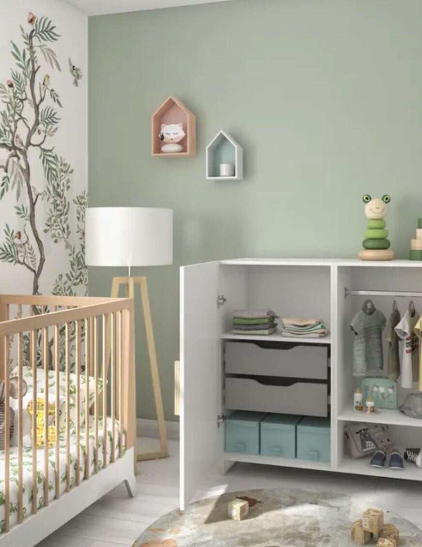 chambre bebe vert pastel lit barreaux bois commode blanche