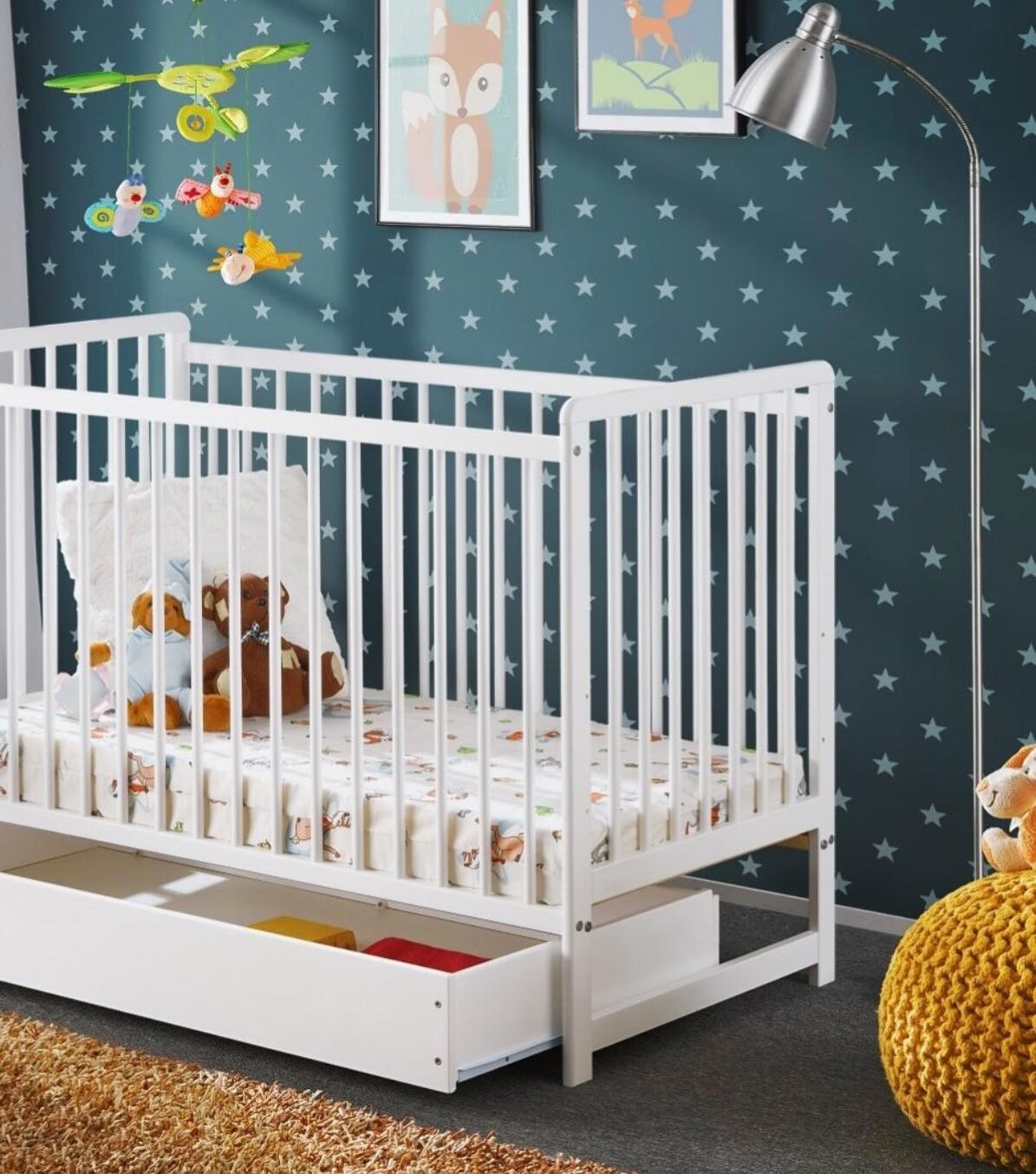 chambre enfant lit barreau blanc tapis marron papier peint bleu etoile