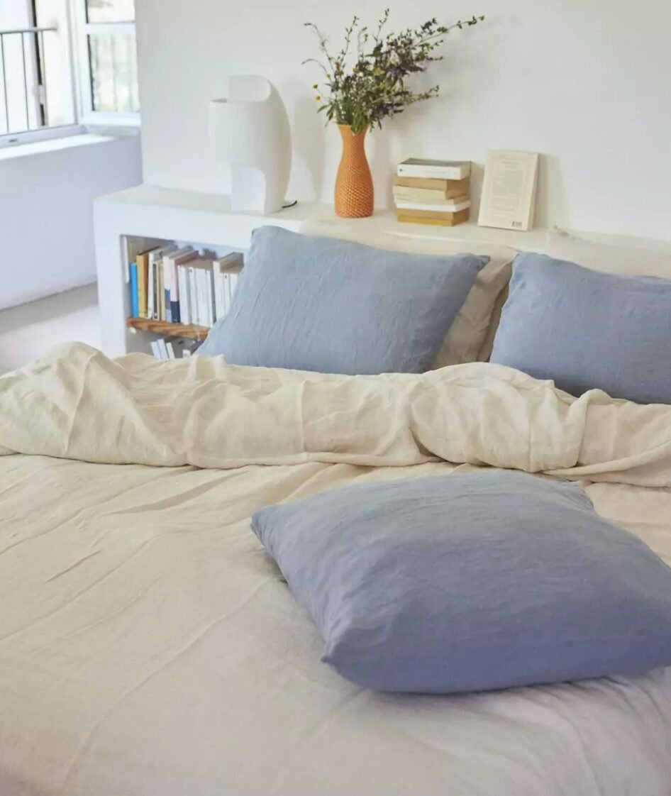 chambre lit double draps blanc coussins bleu ciel