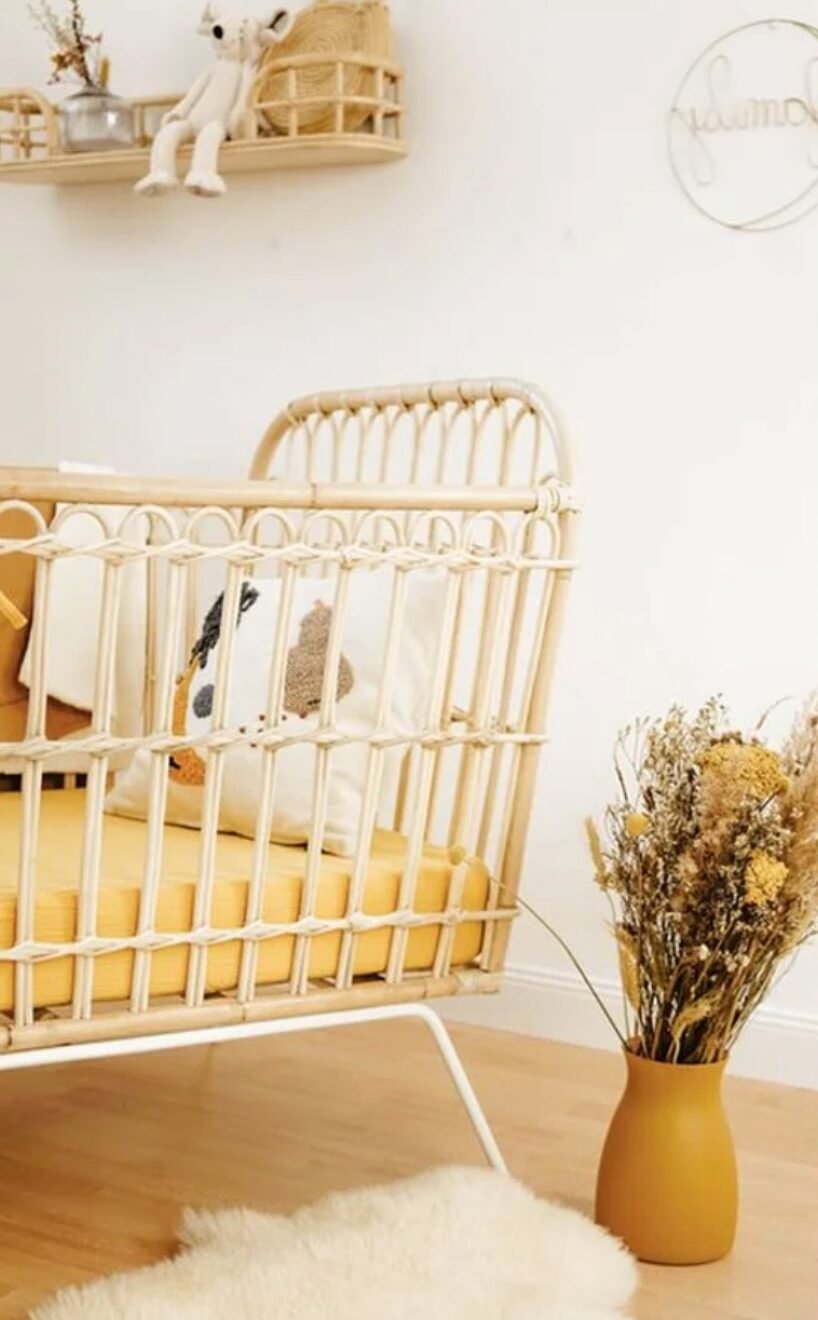 deco boheme lit rotin parquet bois linge jaune