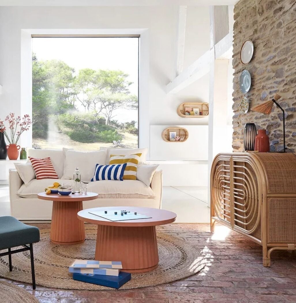 salon authentique mur brique rouge meuble rotin