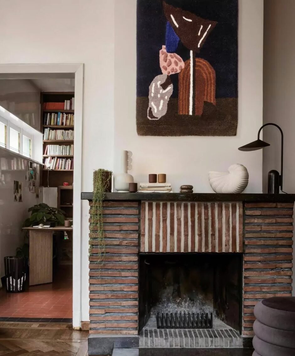 salon chemine mur brique rouge rustique authentique