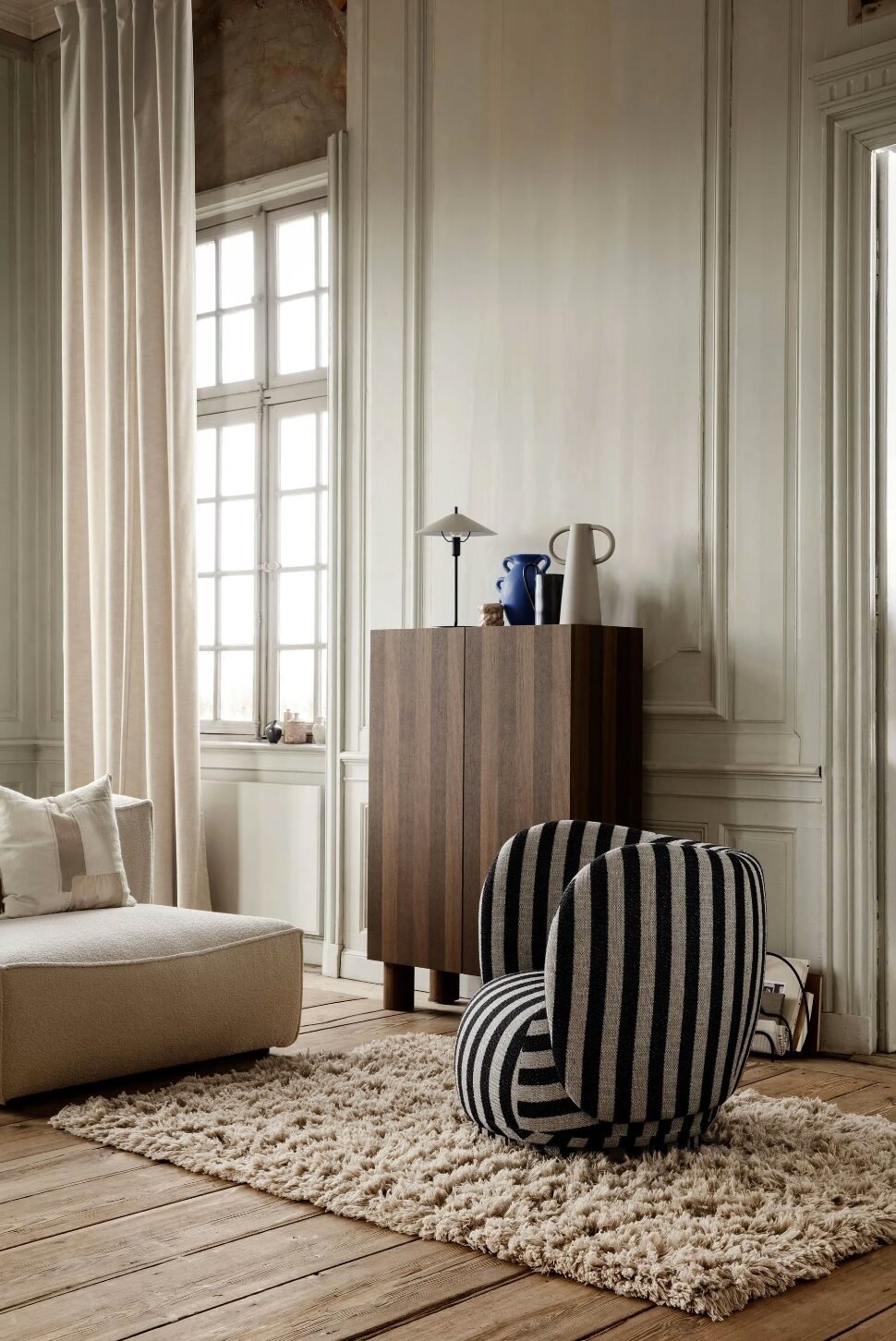 salon scandinave mur beige tapis parquet bois lame armoire