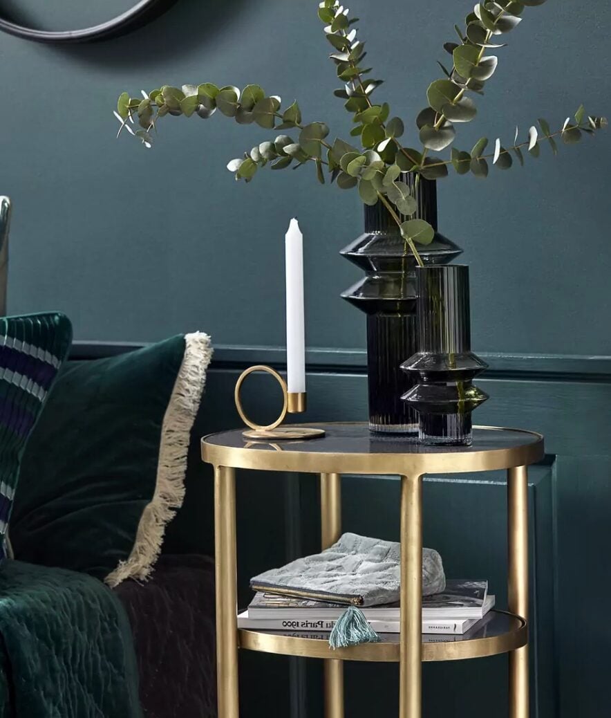 salon vert sapin table ronde haute laiton accessoire velours