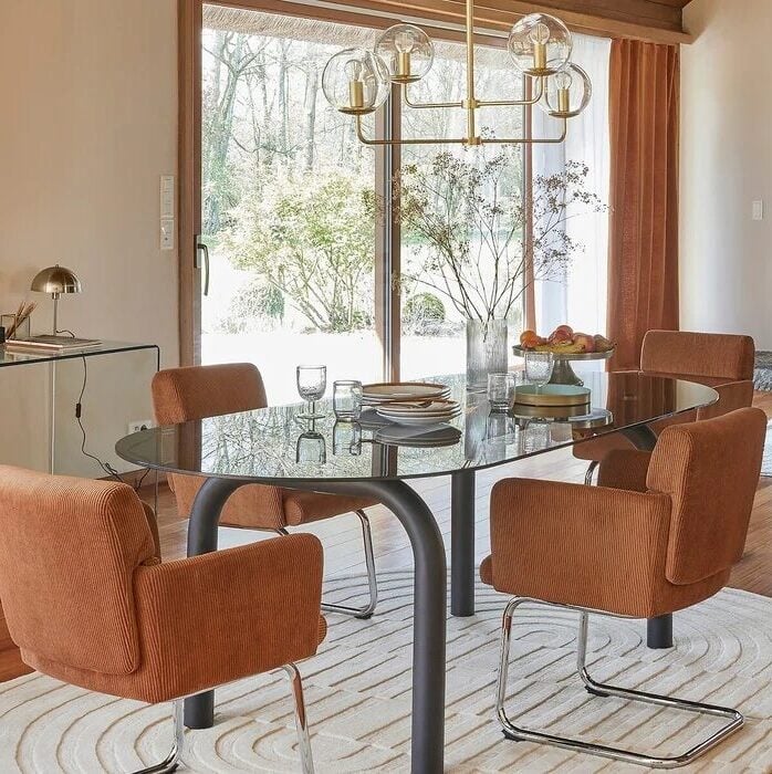 Table verre acier chaise rouge tapis blanc creme deco moderne