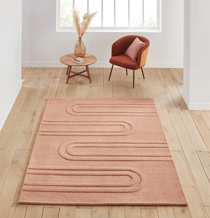 Tapis en laine rose motif abstrait