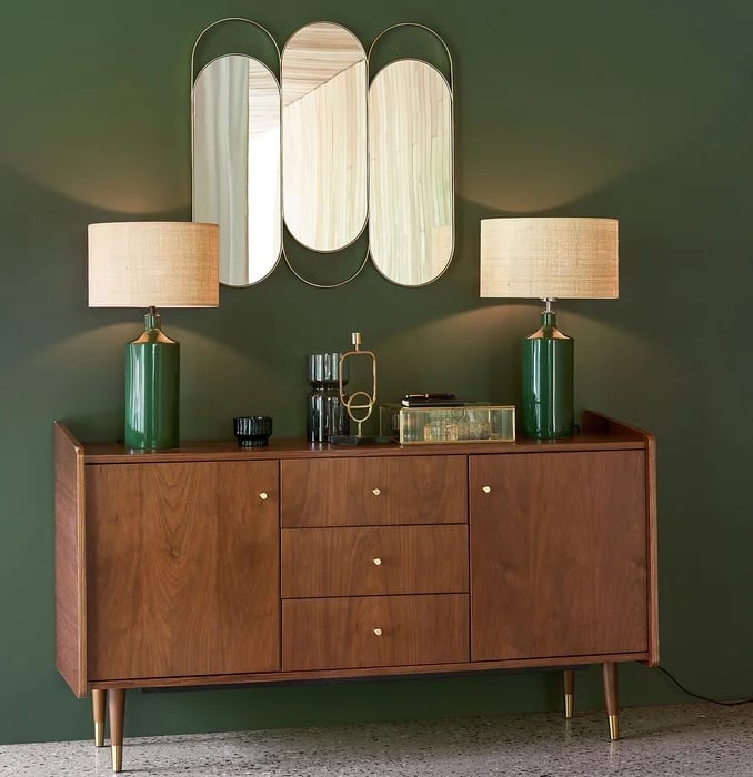 buffet vintage noyer bois accessoire deco laiton mur vert sapin