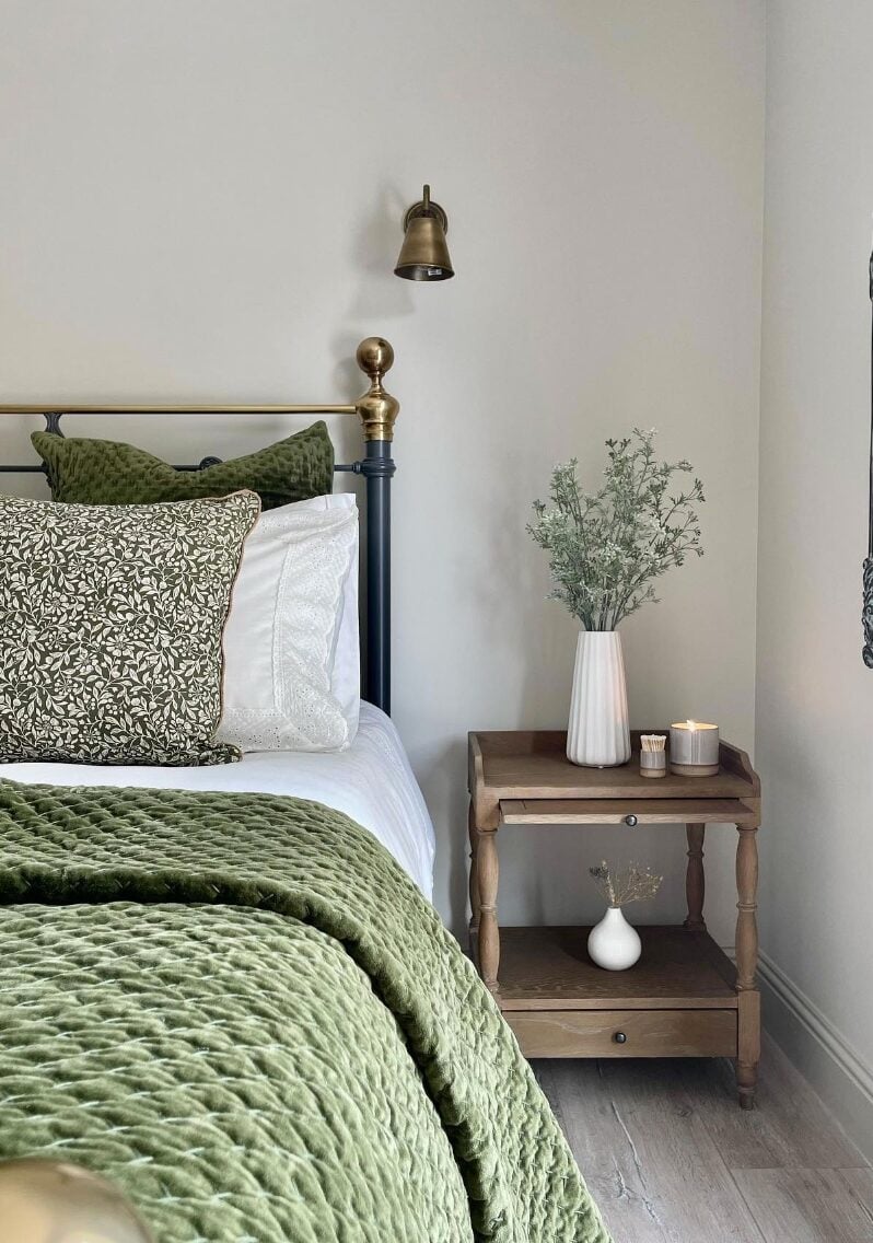 chambre verte velours lit double mur blanc