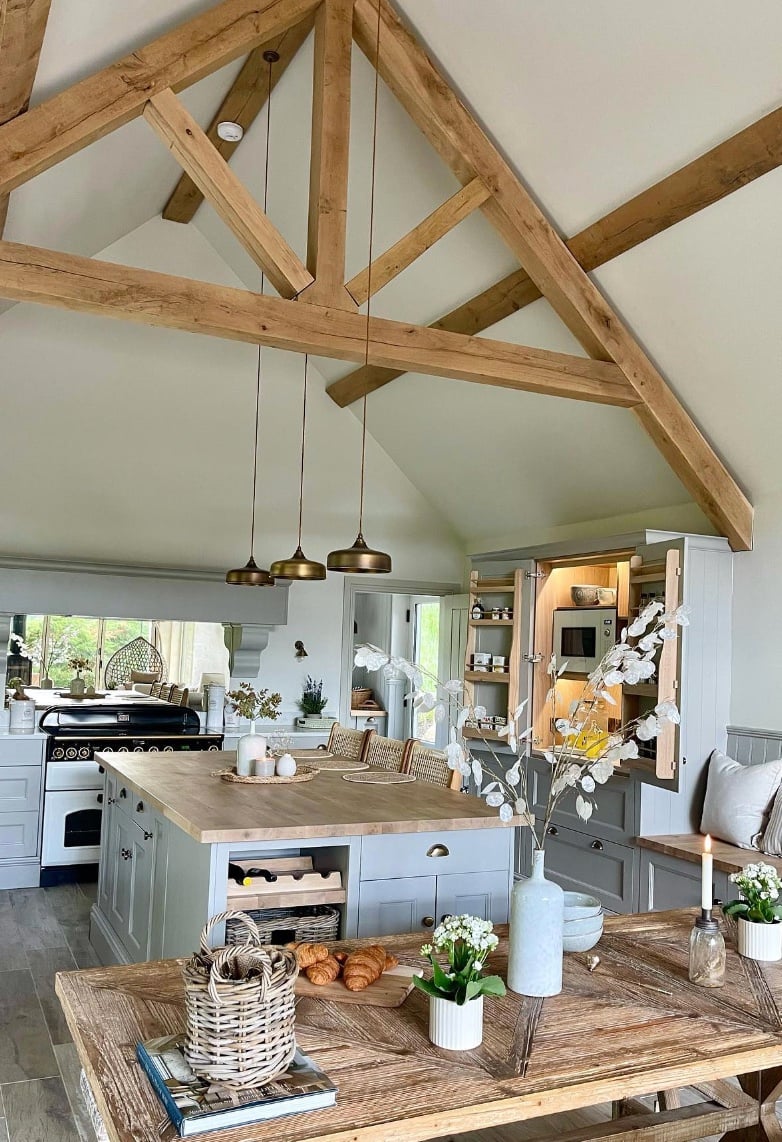 cuisine ouverte poutre bois ilot central cuisine grise table bois