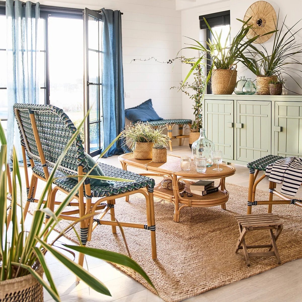 deco interieure salon exotique plante verte table basse rotin