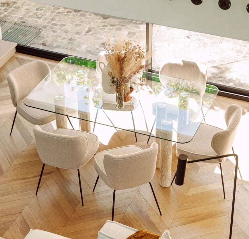 decoration interieure table verre salon parquet chevron lumineux