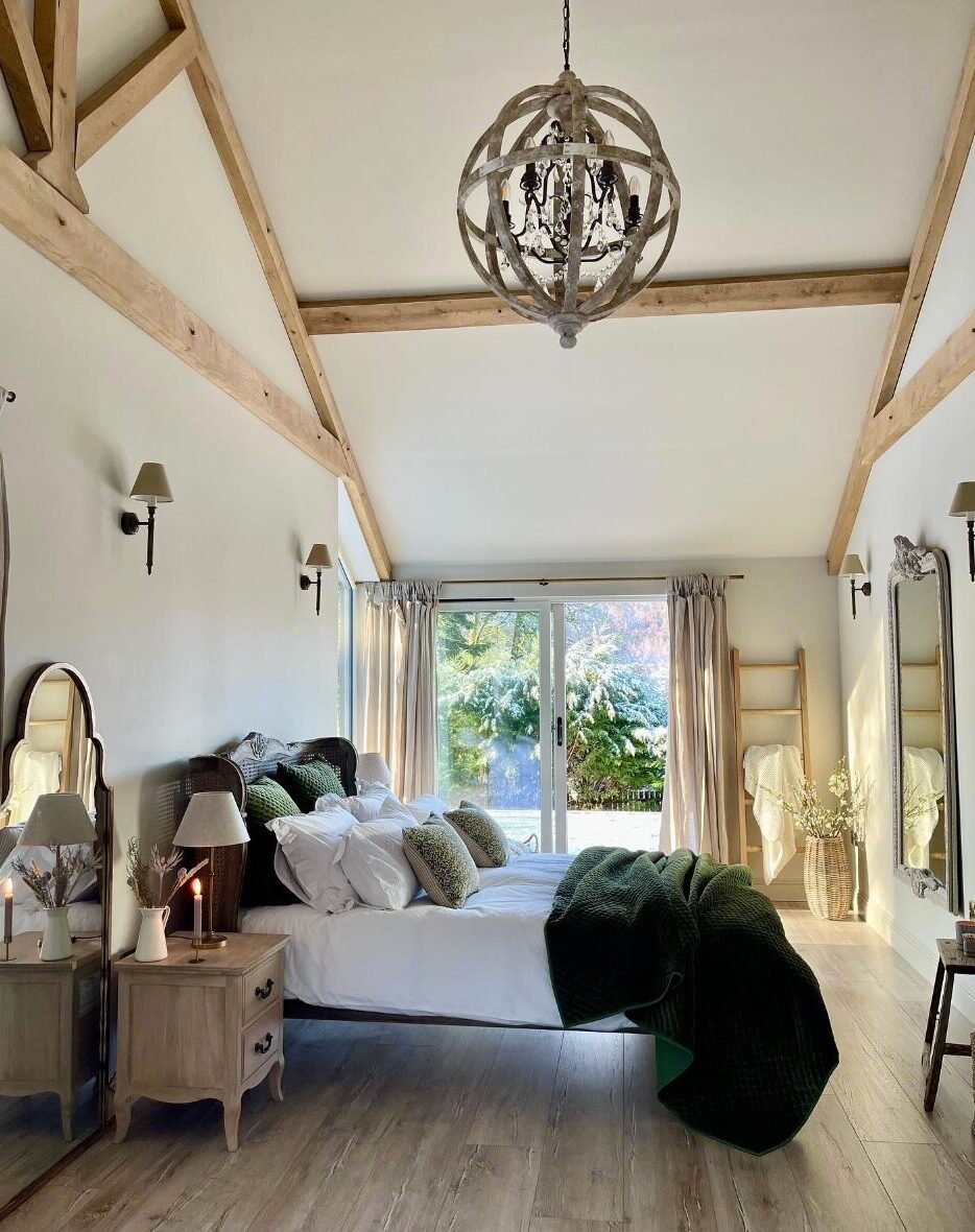 lit double chic elegant vert sapin velours hauteur sous plafond parquet bois