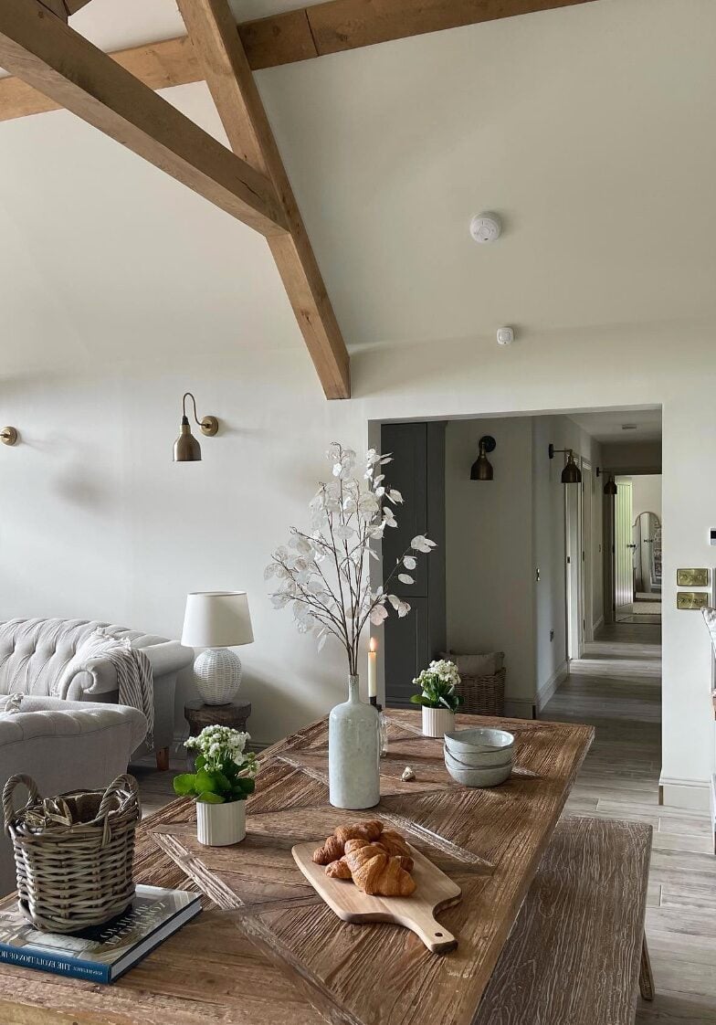 piece de vie salon table rectangle bois poutre apparente plafond