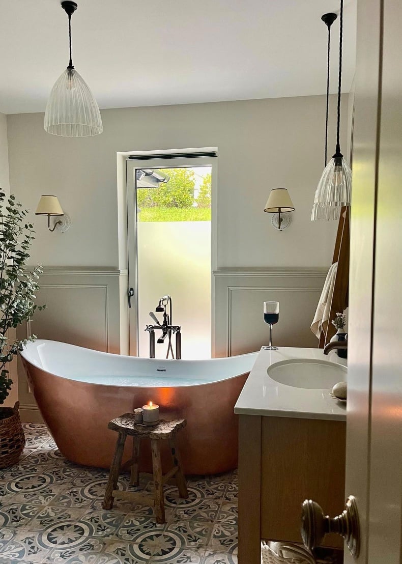 salle de bain baignoire arrondie cuivre elegante chic sol carrelage