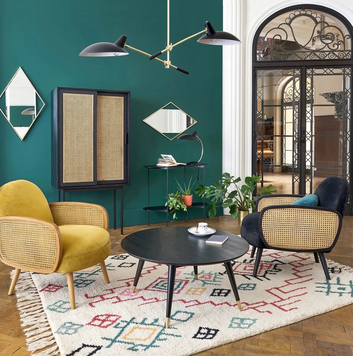 salon colore mur vert fauteuil jaune tapis berbere colore