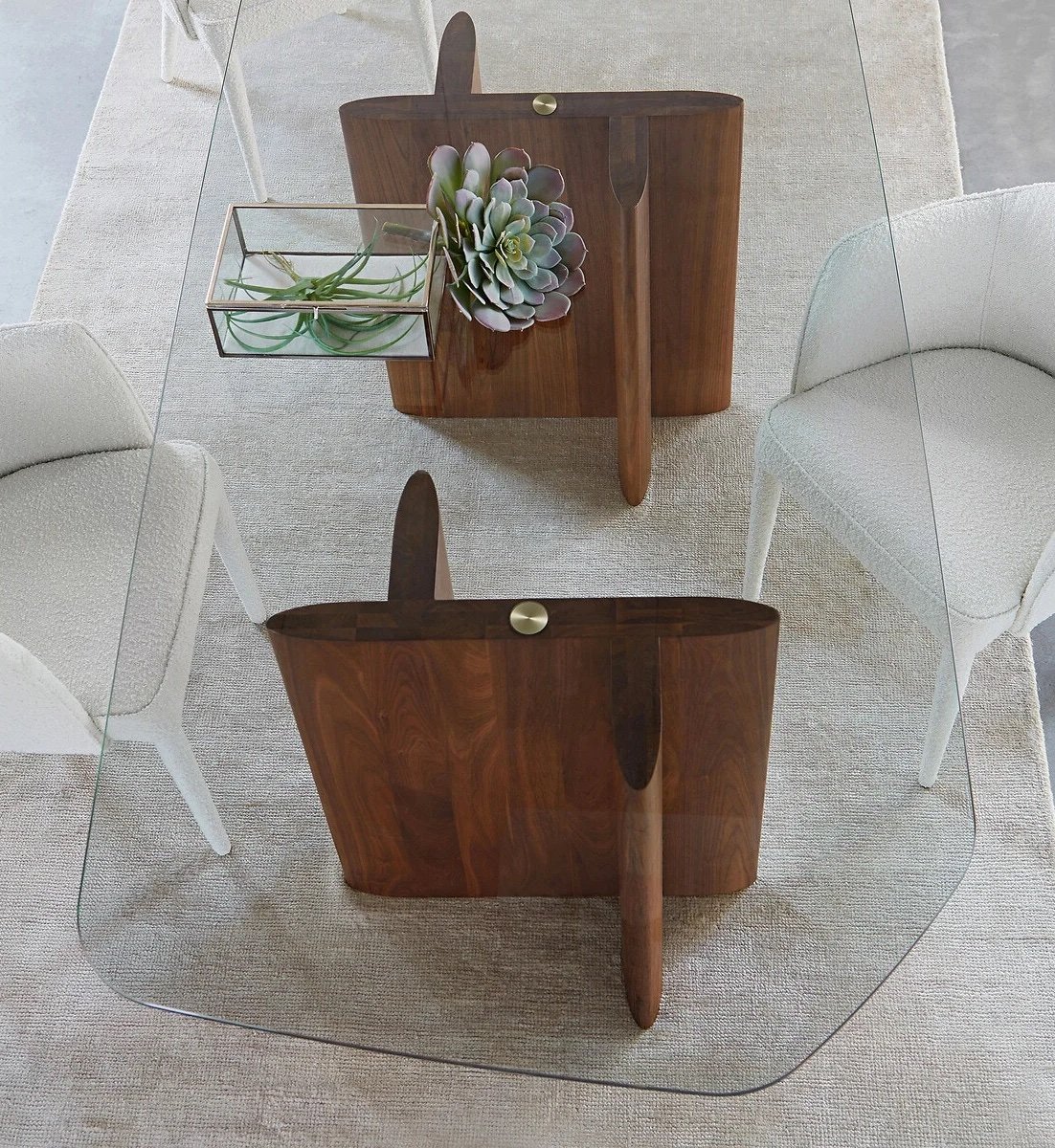 salon table verre pieds bois noyer chaise blanche tapis beige