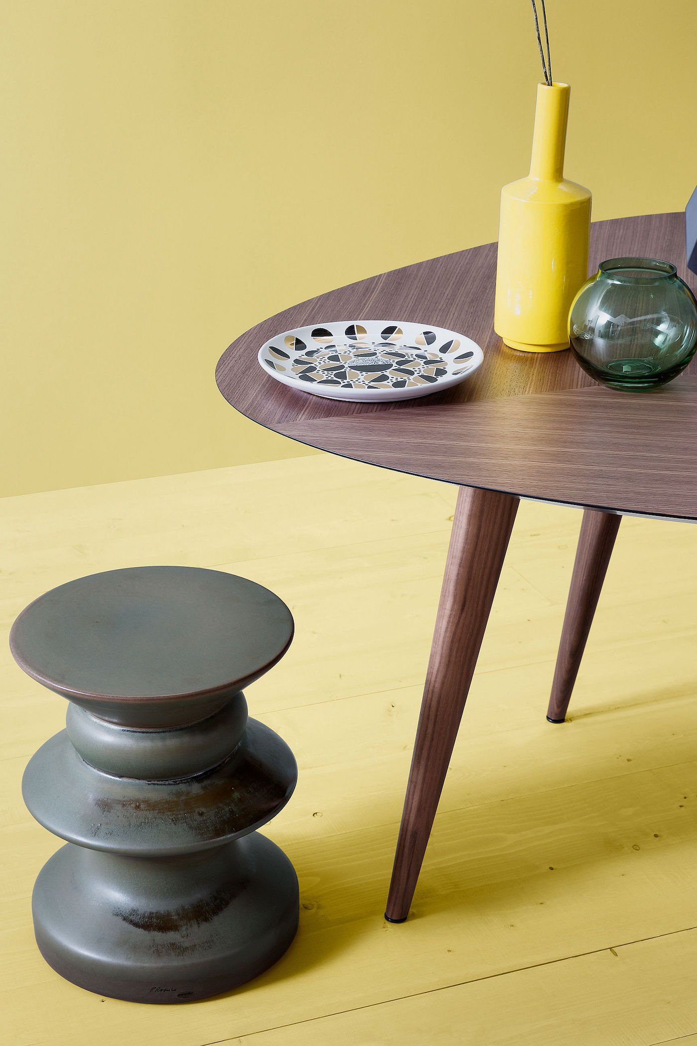 table bois noyer marron fonce sol jaune tabouret