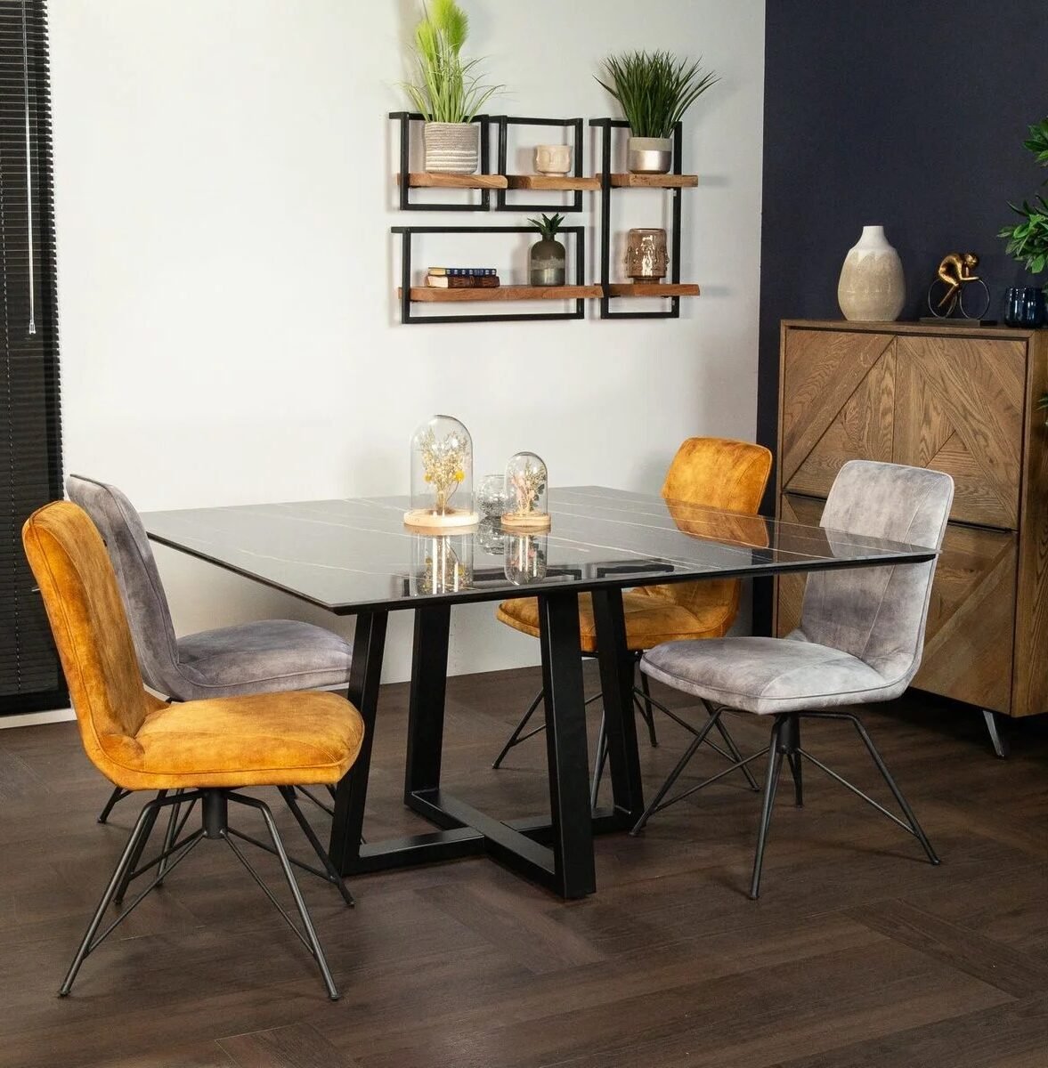 table carre marbre noir chaise velours gris marron deco chic commode bois