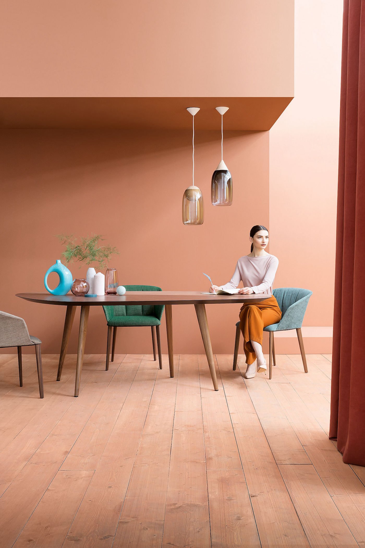 table ovale salle a manger mur corail terracotta