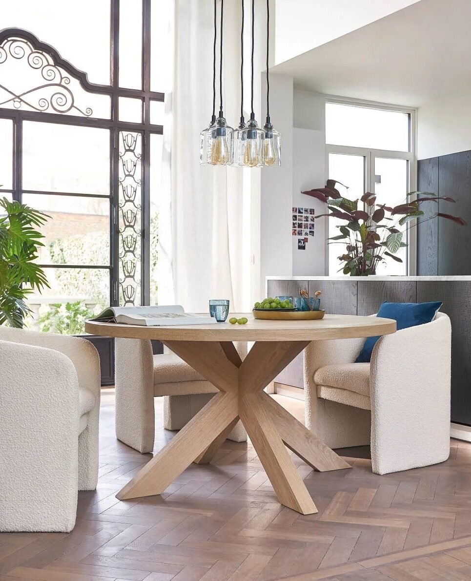 table ronde bois parquet bois chevron fauteuil chaise