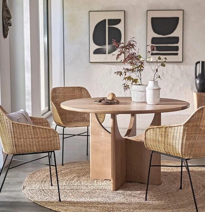 table ronde bois tapis chaise osier fer noir