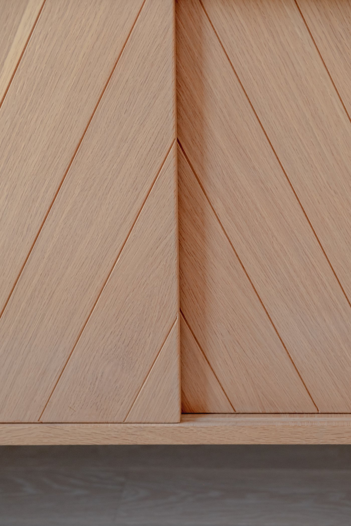 bois meuble motif point de Hongrie chevron