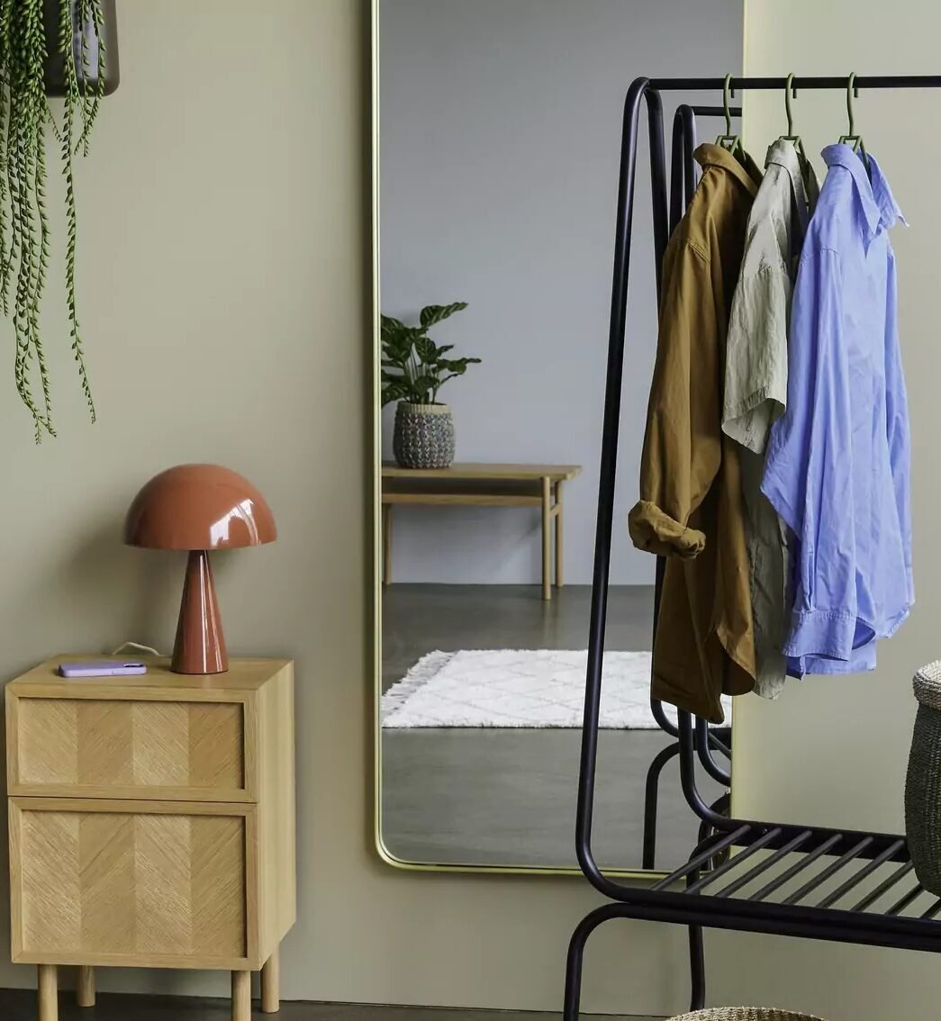 chambre dressing metal noir meuble bois lampe rouge