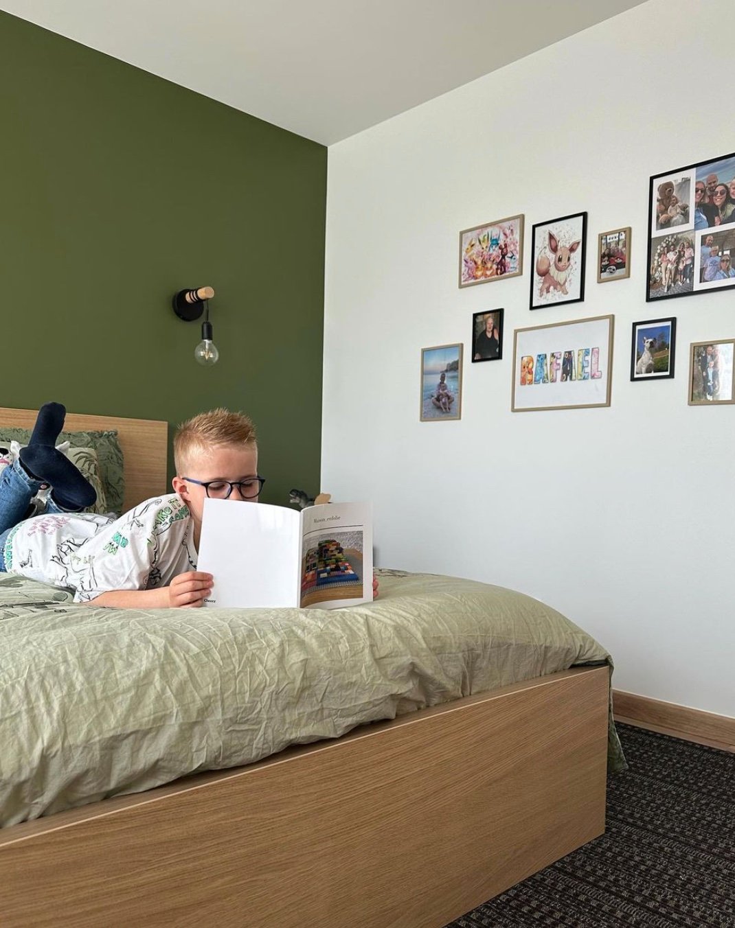 chambre enfant mur vert kaki bois mur de cadre