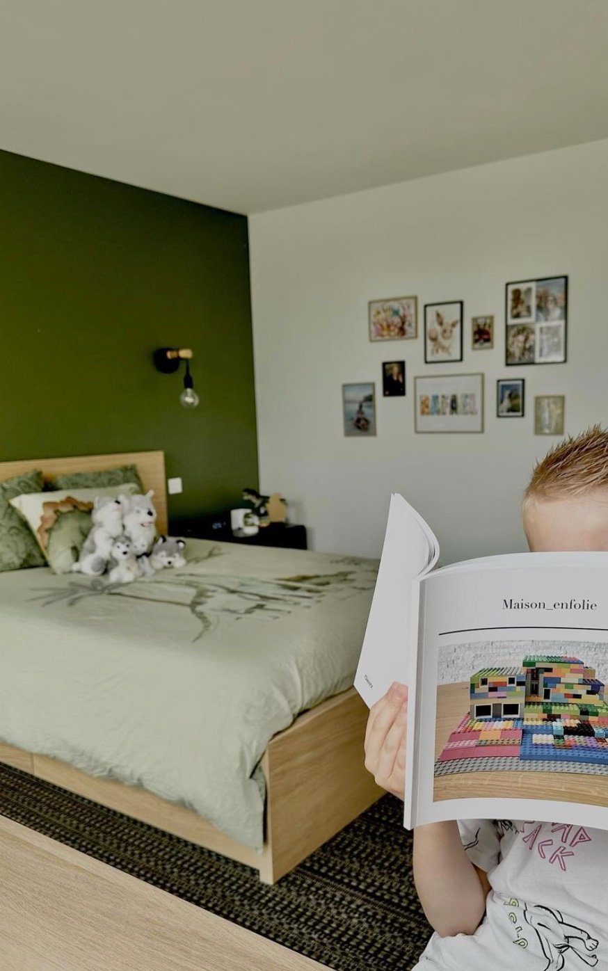 chambre enfant mur vert kaki bois tapis gris noir