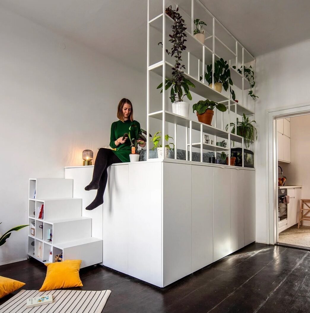 chambre mezzanine lit hauteur structure blanche etagere plante verte