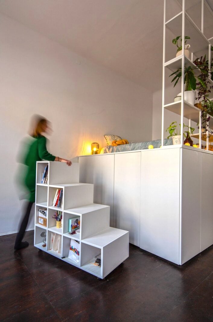 chambre mezzanine lit hauteur structure blanche etagere sol bois fonce