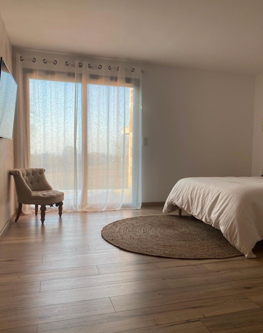 chambre parquet bois lame suite parentale epuree minimaliste tapis rond