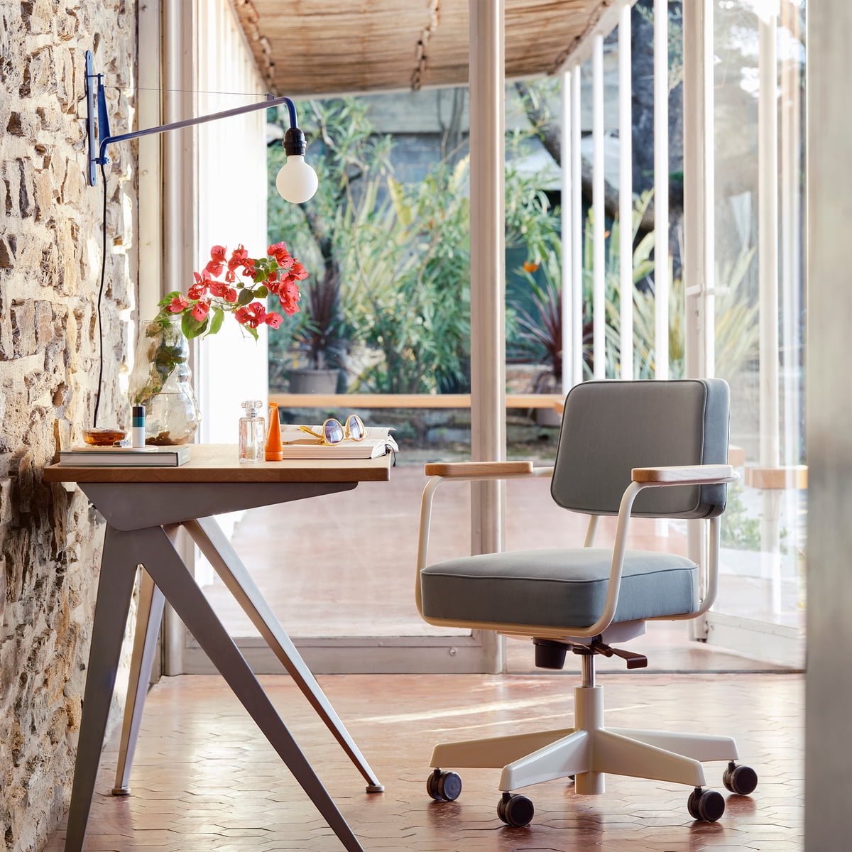 histoire mobilier Jean Prouvé table bureau compas