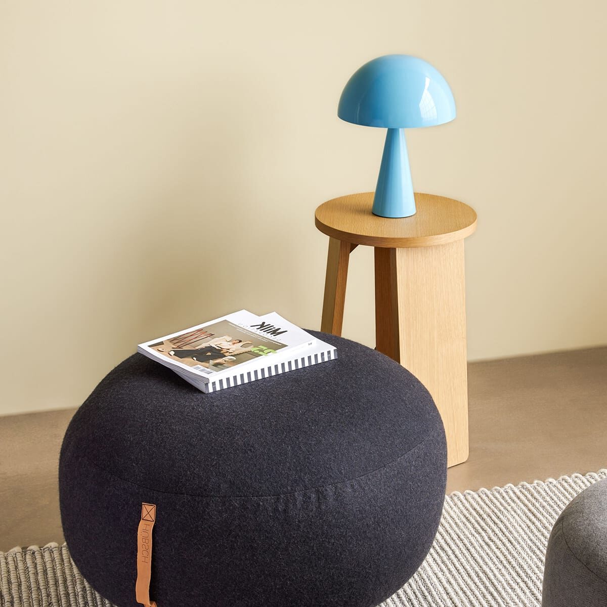 lampe de table fer bleu claire tabouret marron bois